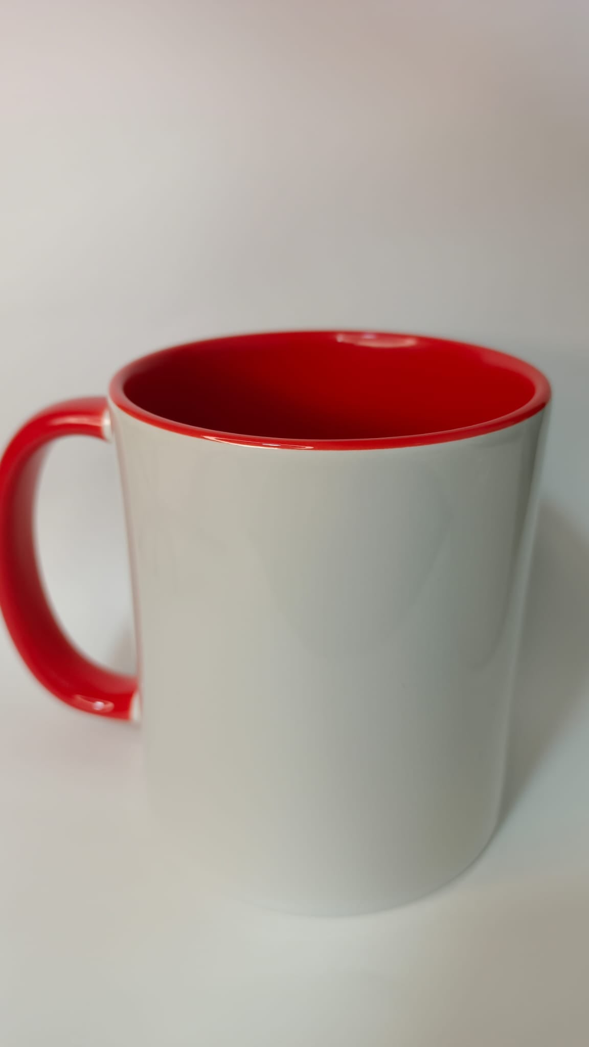 Taza de Cerámica Blanca con Detalles Naranja